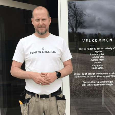 Tømrermester Søren Alkærsig ved showroom i Vejle