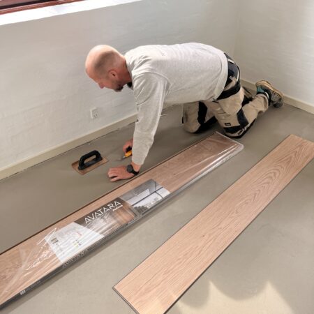 Montering af trægulv med lange planker og korrekt underlag